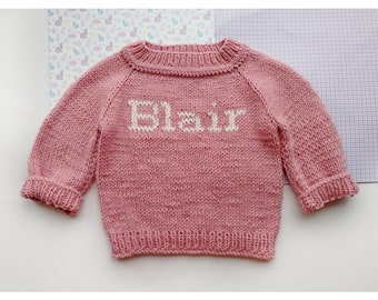 Pull personnalisé surdimensionné avec nom de bébé brodé en tricot à la main pour tout-petits, pull au crochet, tenue de retour à la maison pour petite fille, cadeau pour nouveau-né