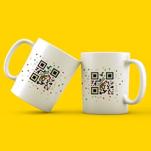Op de afbeelding: Twee witte keramische mokken met een zwart-wit QR-code ontwerp. De mokken hebben een kleurrijk confettipatroon rond de QR-code.