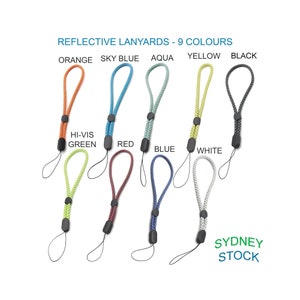 Puede incluir: Nueve cordones reflectantes en diferentes colores: naranja, azul cielo, aguamarina, amarillo, negro, verde fluorescente, rojo, azul y blanco. Los cordones están hechos de un material tejido y tienen un clip de plástico negro en el extremo.