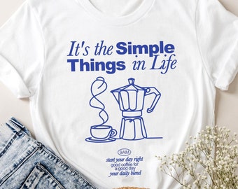 Maglietta "Cose semplici della vita" • Maglietta da donna con stampa caffè • Maglietta per amanti del caffè con caffettiera moka • Outfit accogliente per una mattinata all'insegna del caffè