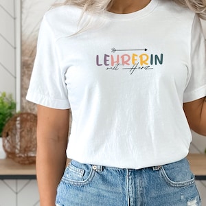 Camiseta de maestra con corazón • Camiseta colorida para maestra como idea de regalo • Regalo de agradecimiento para maestras • Conjunto para la vuelta al cole para maestras de primaria