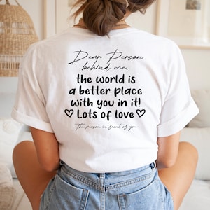Könnte beinhalten: Rustikales Holzschild mit dem Text "Welcome to our home" in weißer Schrift. Das Schild hat eine Used-Optik und ein schlichtes, einladendes Design, perfekt für eine Veranda oder einen Eingangsbereich.