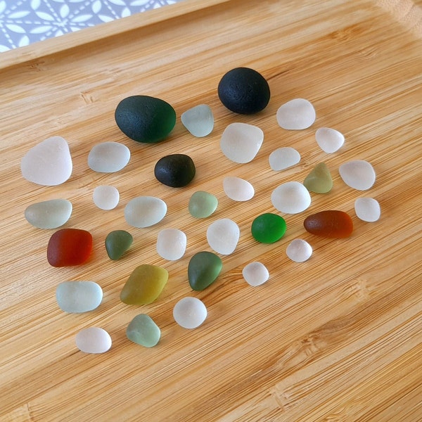 Lot de 32 Verres de Mer Véritables de forme arrondie. Couleurs givrées. Verre Poli, Verre de Plage. French Sea glass. Rare, Collection.