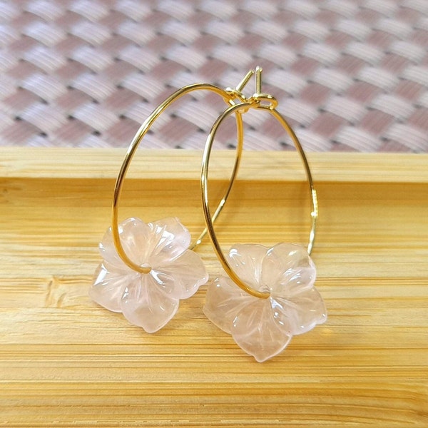 Créoles Quartz Rose. Boucles d'oreilles dorées et fines avec Fleur en Quartz Rose sculptée. Créoles avec Pierres Naturelles. Printemps été.