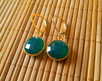 Boucles d'Oreilles Dormeuses Onyx Vert et Plaqué Or. Pierres Naturelles à facettes de 12mm de diamètre.