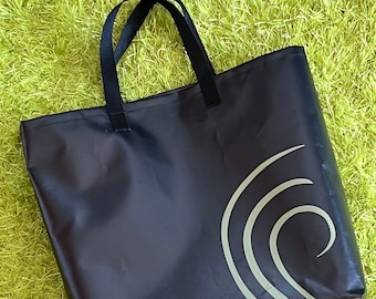 Einkaufstasche/Strandtasche aus recycelten Werbetafeln