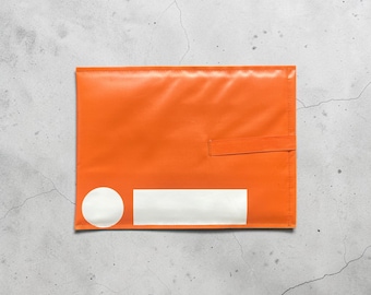 Recycled Billboard Laptop Sleeve: Umweltfreundliche Tablet-Hülle, handgefertigt aus Lettland