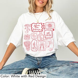 K&ouml;nnte beinhalten: Wei&szlig;es T-Shirt mit rotem Grafikdesign. Das Design enth&auml;lt den Text "future Mrs. Johnson" und "est. 2025" sowie Illustrationen von Kuchen, Ring und Sektgl&auml;sern. Das T-Shirt hat einen l&auml;ssigen Stil.