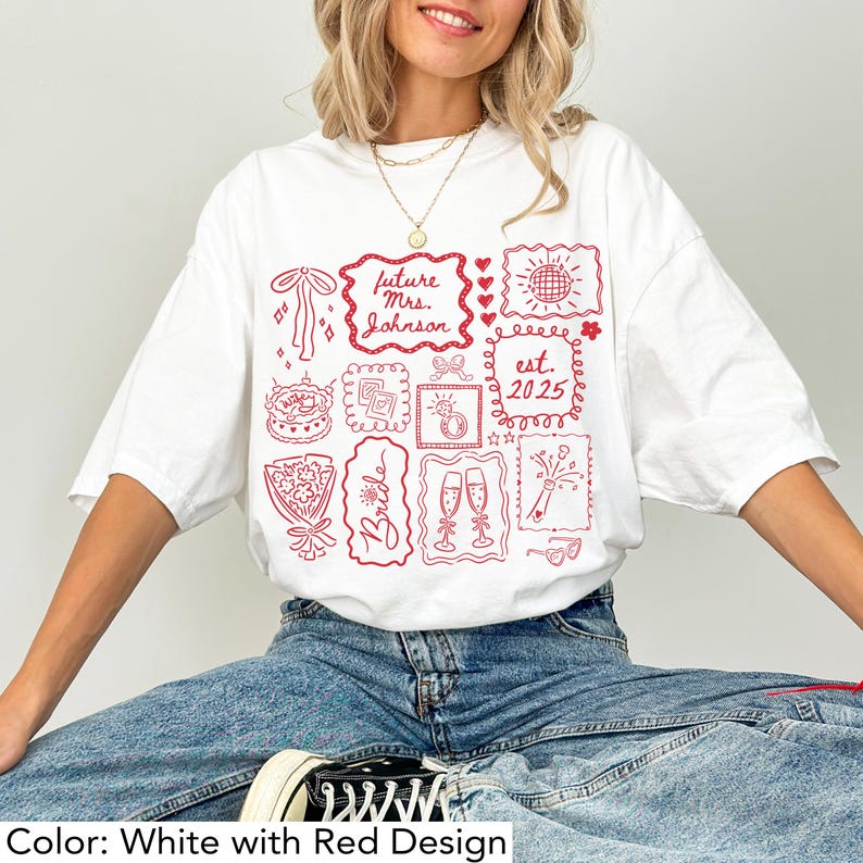 K&ouml;nnte beinhalten: Wei&szlig;es T-Shirt mit rotem Grafikdesign. Das Design enth&auml;lt den Text "future Mrs. Johnson" und "est. 2025" sowie Illustrationen von Kuchen, Ring und Sektgl&auml;sern. Das T-Shirt hat einen l&auml;ssigen Stil.