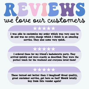 K&ouml;nnte beinhalten: Grafik mit dem Wort &bdquo;REVIEWS&ldquo; in blauen, rosa und lila Buchstaben. Darunter steht der Text &bdquo;we love our customers&ldquo;. Drei Kundenbewertungen mit F&uuml;nf-Sterne-Bewertungen, die Anpassung, schnelle Lieferung und Qualit&auml;t loben.