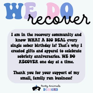 Pu&ograve; includere: Una grafica viola e bianca con il testo "WE DO recover" in nero. Il testo sottostante recita "Sono nella comunit&agrave; di recupero e so QUANTO &Egrave; IMPORTANTE ogni compleanno sobrio! Ecco perch&eacute; ho creato regali e abbigliamento per celebrare gli anniversari di sobriet&agrave;. CI RIPRENDIAMO un giorno alla volta. Grazie per il tuo supporto alla mia piccola attivit&agrave; familiare!" La grafica include anche un cane dei cartoni animati con un cappello blu e il testo "Party Animals DESIGNS".