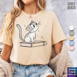 Adorable t-shirt chat livresque - joli chaton lisant sur un modèle de livre - cadeau littéraire confortable pour amoureux des animaux de compagnie pour les amateurs de livres et les bibliothécaires - unisexe