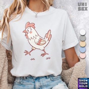 愛らしい漫画の鶏のTシャツ | かわいい農場の動物のグラフィックTシャツ | 鶏好きや農場ライフ愛好家のための気まぐれな白い鶏のデザイン