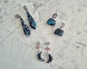 Boucles d'oreilles mosaïque bleu et argent en pâte polymère, résine et acier inoxydable - Fait main, pièce unique