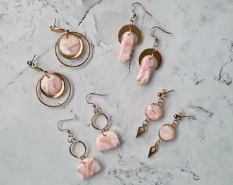 Boucles d'oreilles rose et or en pâte polymère, résine et acier inoxydable - Fait main, pièce unique