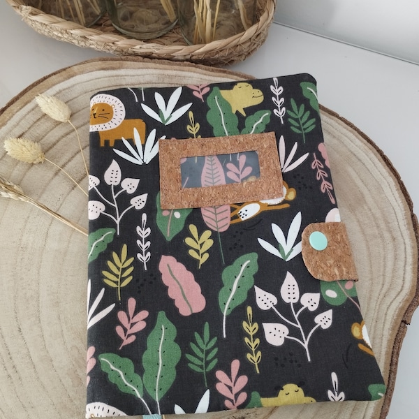 Protège carnet de santé en tissu coton motif jungle et personnalisable grâce au porte nom en liège