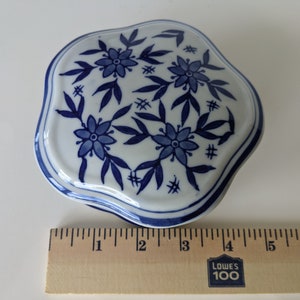 Vintage Blue and White Chinoiserie Porcelain Trinket Dish Scalloped Pentagonal Shape Ring Box Keepsake Jewelry Box Valentine Mother's Gift image 5