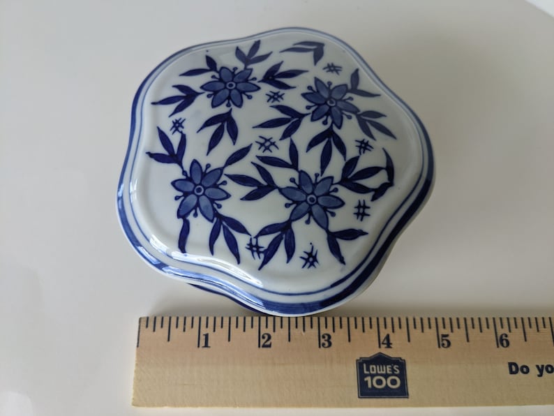 Vintage Blue and White Chinoiserie Porcelain Trinket Dish Scalloped Pentagonal Shape Ring Box Keepsake Jewelry Box Valentine Mother's Gift image 5