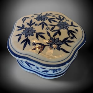 Vintage Blue and White Chinoiserie Porcelain Trinket Dish Scalloped Pentagonal Shape Ring Box Keepsake Jewelry Box Valentine Mother's Gift image 1