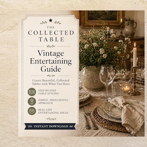 Può includere: Una guida digitale intitolata The Collected Table Vintage Entertaining Guide con testo sullo styling della tavola, un approccio semplice e idee per l'intrattenimento. L'immagine mostra una tavola apparecchiata con piatti, un tovagliolo, un calice da vino e una candela accesa.