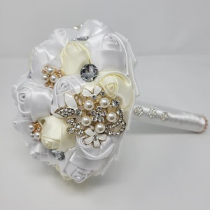 Ivory and White Satin Roses Gold and Perles Brooch Bouquet | Bridal | Wedding bouquet | Weeding Flowers | Bridesmaids | Toss Bouquet | Gold