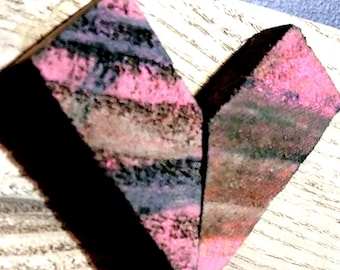 drewniane serce na drewnianej podstawie