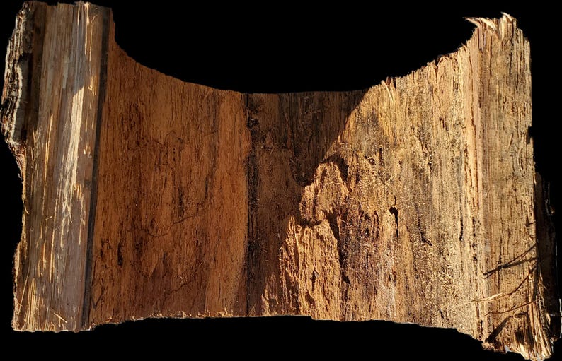 K&ouml;nnte beinhalten: Nahaufnahme eines verwitterten Holzst&uuml;cks mit rauer, brauner Textur. Das Holz hat ein nat&uuml;rliches, rustikales Aussehen und ist perfekt f&uuml;r Bastelarbeiten.