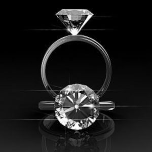 Op de afbeelding: Een zilveren ring met een grote, heldere diamant erop. De ring ligt op een zwarte achtergrond.