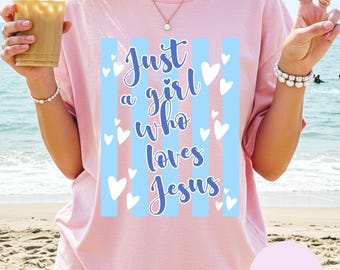 Chemise chrétienne Just A Girl Who Loves Jesus, couleurs confort, t-shirt religieux pour maman, t-shirt esthétique Faith pastel strpes pour femmes