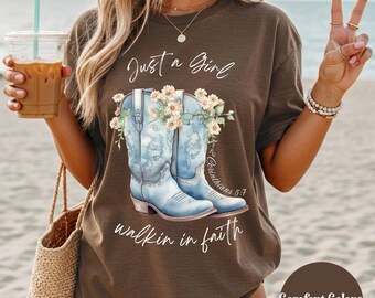 Chemise western comfort couleurs juste une fille qui marche dans la foi, bottes de cow-girl esthétiques chrétiennes, t-shirt verset biblique, vêtements d'église, cadeau pour maman pieuse