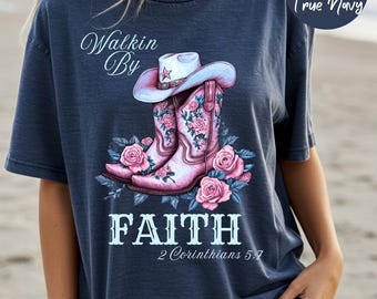 Chemise couleurs confort western, t-shirt de versets bibliques Walk by Faith d'inspiration chrétienne, chemise esthétique bottes de cow-girl, vêtements d'église, cadeau divin