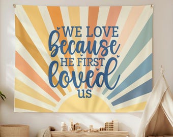 « Nous aimons parce qu’il nous a aimés le premier » - Salle de classe d’école chrétienne, tapisserie inspirante avec le verset biblique 1 Jean 4:19, décor de camp d’église