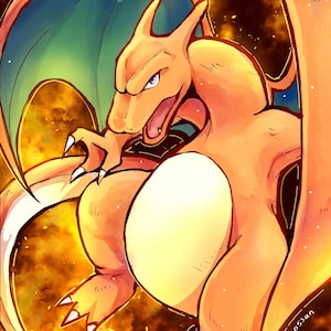 Puede incluir: Un Pokémon naranja y amarillo ardiente con un ala verde y azul, una cola amarilla con una llama en el extremo y una expresión feroz. El Pokémon está rodeado de un fondo naranja y amarillo ardiente.