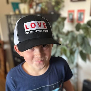 LOVE Boné Trucker com a palavra Red Letter