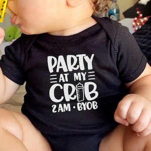 Body Fête dans mon berceau, Body pour bébé, Body pour bébé dictons drôles, Cadeau drôle pour bébé, Cadeau baby shower, Cadeau nouveau-né