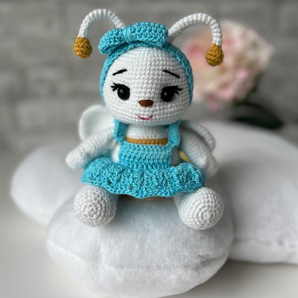 Amigurumi baby bee, crochet Honeybee cotton doll and rattle, newborn sensory toy, featuring toddler gift, baby first toy