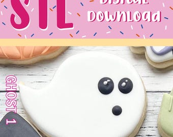 Può includere: Un biscotto bianco a forma di fantasma con due grandi occhi neri e una piccola bocca nera. L'immagine presenta il testo STL DIGITAL DOWNLOAD e GHOST 1 su uno sfondo rosa con zuccherini colorati. Il biscotto è posizionato su una superficie in legno.