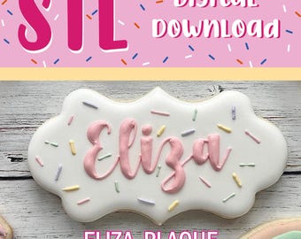 Può includere: Un biscotto bianco a forma di targa con il nome Eliza scritto in glassa rosa. Il biscotto è decorato con piccoli zuccherini multicolori. La parte superiore dell'immagine riporta il testo STL DIGITAL DOWNLOAD e quella inferiore ELIZA PLAQUE.