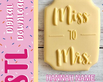 Può includere: Una placca rettangolare giallo pallido con angoli arrotondati che presenta il testo in rilievo Miss TO Mrs. in una combinazione di caratteri corsivi e stampatello. L'immagine include un pannello laterale rosa con il testo digital DOWNLOAD STL e HANNAH NAME PLAQUE.