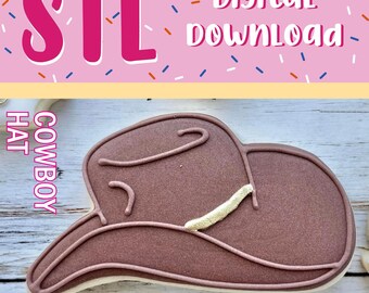Può includere: Un biscotto a forma di cappello da cowboy marrone con una linea di accento glitterata dorata. L'immagine include il testo STL DIGITAL DOWNLOAD e COWBOY HAT. Il biscotto presenta una superficie marrone liscia con dettagli in rilievo.