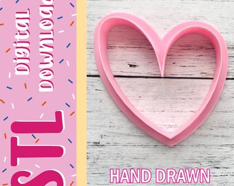 Può includere: Un tagliabiscotti rosa a forma di cuore con un'estetica disegnata a mano. L'immagine presenta una barra laterale rosa con il testo digital download e STL in lettere rosa in grassetto, insieme al testo HAND DRAWN HEART in rosa in basso.