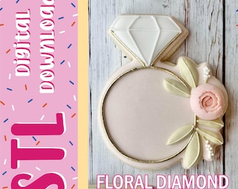 Può includere: Un biscotto a forma di anello con glassa bianca, un contorno color oro e una parte superiore a forma di diamante. Il biscotto presenta un accento floreale rosa con foglie verde chiaro. L'immagine include il testo "digital DOWNLOAD", "STL" e "FLORAL DIAMOND RING".
