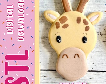 Può includere: Un biscotto a forma di giraffa con glassa giallo chiaro, macchie marroni e un muso color marrone chiaro. Il biscotto presenta occhi neri con riflessi bianchi e narici marroni. Il testo "digital DOWNLOAD", "STL" e "GIRAFFE" è visibile.