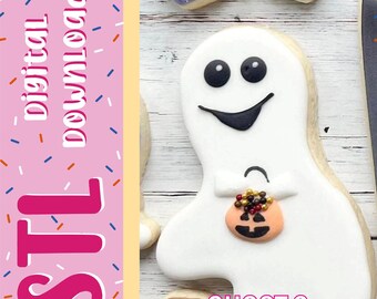 Può includere: Un biscotto a forma di fantasma decorato con glassa bianca, occhi di glassa nera e un sorriso nero. Il fantasma tiene in mano un piccolo secchiello a forma di zucca arancione con un volto nero da jack-o'-lantern e zuccherini colorati. Testo digital download STL GHOST 2.