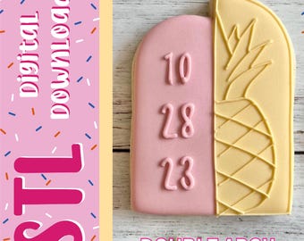 Può includere: Un tagliabiscotti a forma di arco bicolore con il lato sinistro rosa con i numeri 10, 28 e 23 in rilievo e il lato destro giallo con un disegno di ananas in rilievo. Il testo digital download e STL è visibile sulla sinistra.