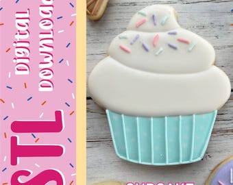 Può includere: Un biscotto a forma di cupcake con glassa bianca e zuccherini color pastello, caratterizzato da un pirottino a righe azzurre. L'immagine include un pannello laterale rosa con il testo digital download e STL, e la parola CUPCAKE in basso.
