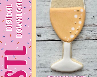 Può includere: Un biscotto a forma di flûte da champagne decorato con glassa arancione chiaro, dettagli bianchi e piccole perle commestibili dorate. Il pannello rosa a sinistra riporta il testo digital download e STL, mentre il testo in basso recita CHAMPAGNE.