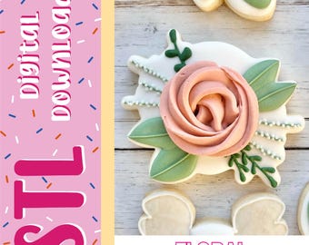 Può includere: Un biscotto a forma di bouquet di fiori con una grande rosa rosa polvere, foglie verde salvia e accenti a pois bianchi su una base bianca. L'immagine include il testo digital download, STL e FLORAL su uno sfondo rosa con zuccherini.