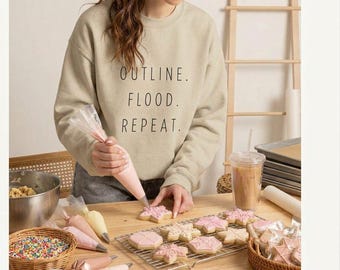 Può includere: Una felpa girocollo beige con la scritta nera "OUTLINE. FLOOD. REPEAT." stampata sul davanti. Il capo presenta maniche lunghe e bordi a coste su scollo, polsini e orlo, offrendo una vestibilità standard per un abbigliamento casual.