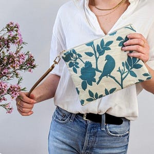 Bolso de mano con silueta de pájaro: bolso con estampado de pájaros en azul y blanco, para novias, regalos